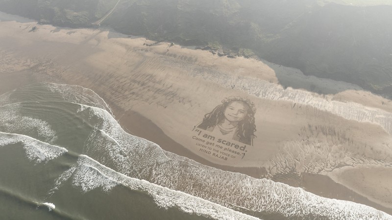 Pemandangan dari udara sebuah potret pasir raksasa Hind Rajab, seorang gadis Palestina berusia 5 tahun yang terbunuh di Gaza pada tahun 2024 dan menjadi fokus film nominasi Oscar