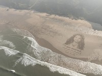 Pasir Raksasa Berlukis Gadis Palestina Muncul Jelang Penghargaan Oscar