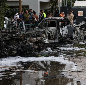 Rudal Iran Hantam Israel Tengah, Gedung Hancur-Mobil Jadi Abu