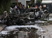 Rudal Iran Hantam Israel Tengah, Gedung Hancur-Mobil Jadi Abu