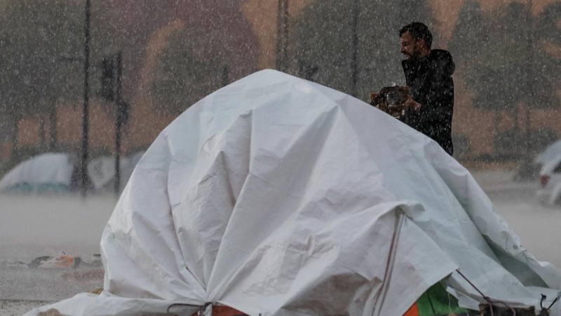 Rain falls over tents used by displaced people on a street along the corniche overlooking the sea, following an escalation between Hezbollah and Israel, amid the U.S.-Israeli conflict with Iran, in Beirut, Lebanon, March 15, 2026. REUTERS/Amr Abdallah Dalsh