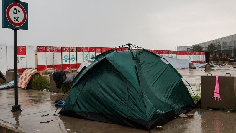 Rain falls over tents used by displaced people on a street along the corniche overlooking the sea, following an escalation between Hezbollah and Israel, amid the U.S.-Israeli conflict with Iran, in Beirut, Lebanon, March 15, 2026. REUTERS/Amr Abdallah Dalsh