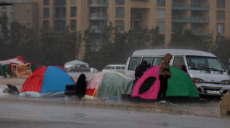 Rain falls over tents used by displaced people on a street along the corniche overlooking the sea, following an escalation between Hezbollah and Israel, amid the U.S.-Israeli conflict with Iran, in Beirut, Lebanon, March 15, 2026. REUTERS/Amr Abdallah Dalsh