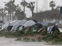 Miris! Pengungsi Perang Israel Tidur Dalam Terpal, Bocor Ditiup Badai