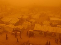 Badai Pasir Terjang Kamp Pengungsi Gaza, Langit Berubah Jadi Oranye