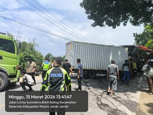 Truk Boks Tabrak Bus di Jalan Jambi-Riau, 1 Orang Tewas-1 Luka Berat