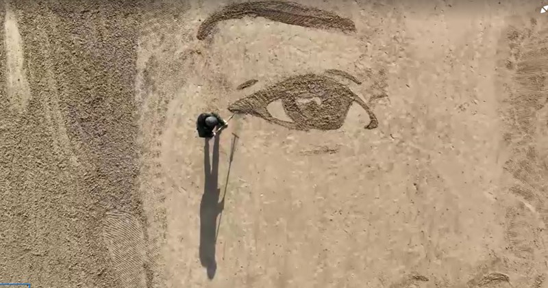 Pemandangan dari udara sebuah potret pasir raksasa Hind Rajab, seorang gadis Palestina berusia 5 tahun yang terbunuh di Gaza pada tahun 2024 dan menjadi fokus film nominasi Oscar