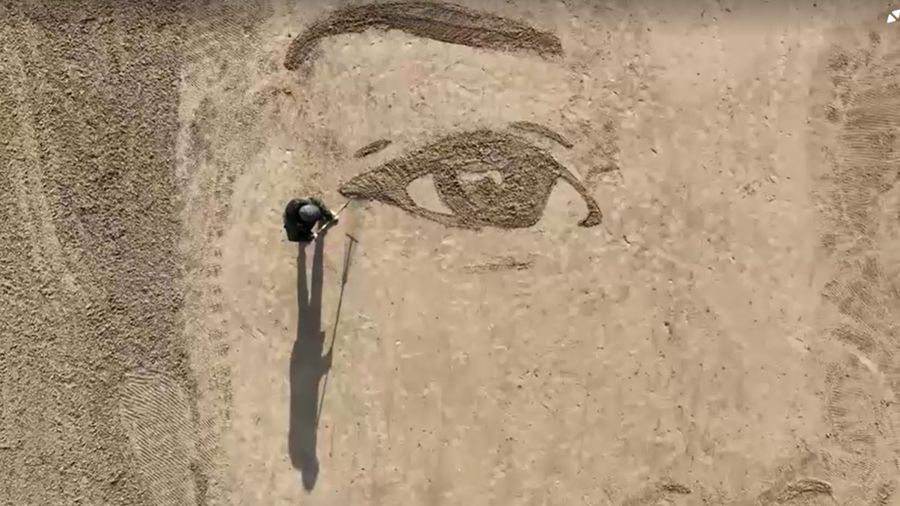 Pemandangan dari udara sebuah potret pasir raksasa Hind Rajab, seorang gadis Palestina berusia 5 tahun yang terbunuh di Gaza pada tahun 2024 dan menjadi fokus film nominasi Oscar 