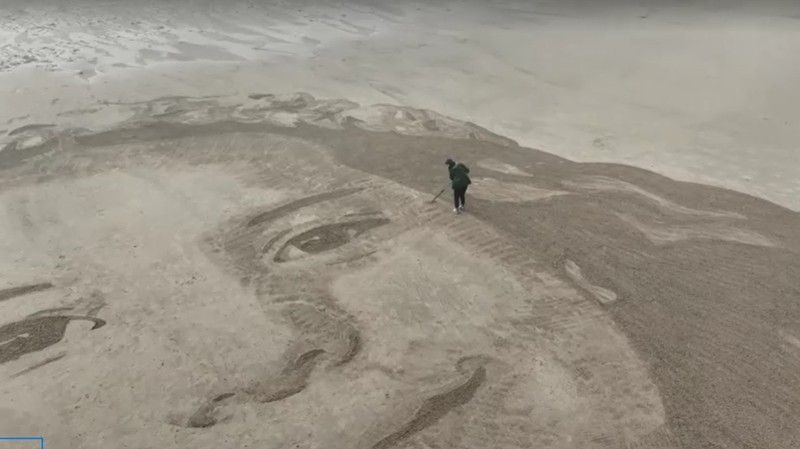 Pemandangan dari udara sebuah potret pasir raksasa Hind Rajab, seorang gadis Palestina berusia 5 tahun yang terbunuh di Gaza pada tahun 2024 dan menjadi fokus film nominasi Oscar 