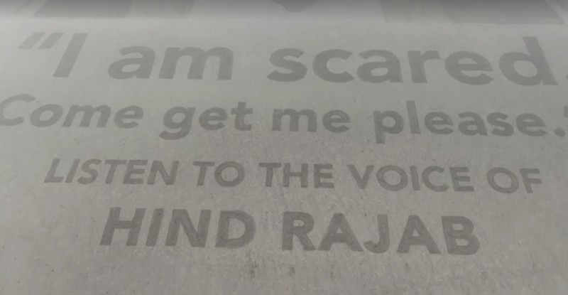 Pemandangan dari udara sebuah potret pasir raksasa Hind Rajab, seorang gadis Palestina berusia 5 tahun yang terbunuh di Gaza pada tahun 2024 dan menjadi fokus film nominasi Oscar