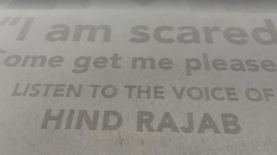 Pemandangan dari udara sebuah potret pasir raksasa Hind Rajab, seorang gadis Palestina berusia 5 tahun yang terbunuh di Gaza pada tahun 2024 dan menjadi fokus film nominasi Oscar 
