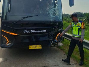 Bus PO Haryanto Tabrak 5 Mobil Pemudik di Tol Batang