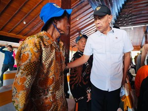 Wamensos Serahkan Santunan untuk Ahli Waris & Korban Longsor Banjarnegara