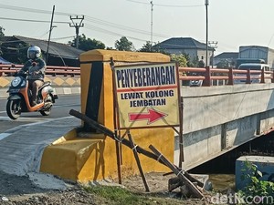 Warga Desa Larangan Bikin Jalan Rahasia di Kolong Jembatan