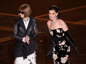 Momen Dingin Anna Wintour Cueki Anne Hathaway di Oscars, Malah Bikin Ketawa
