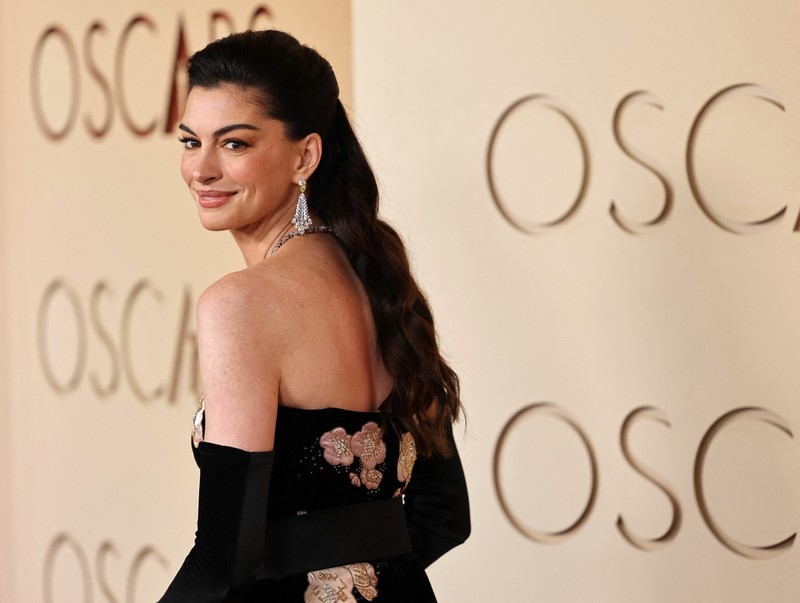 Anne Hathaway berpose di karpet merah saat acara kedatangan tamu Oscar ke-98 di Hollywood, Los Angeles, California, AS, MInggu (15/3/2026). (REUTERS/Daniel Cole)