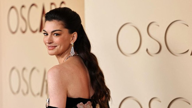 Anne Hathaway Dapat Hadiah Alquran usai Sebut "Insya Allah"