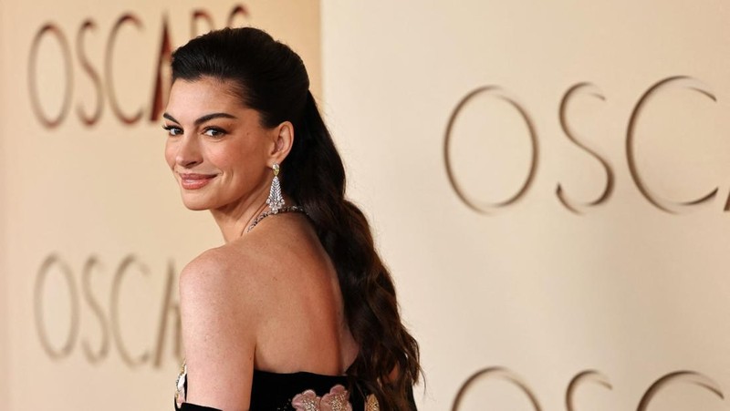Anne Hathaway berpose di karpet merah saat acara kedatangan tamu Oscar ke-98 di Hollywood, Los Angeles, California, AS, MInggu (15/3/2026). (REUTERS/Daniel Cole)