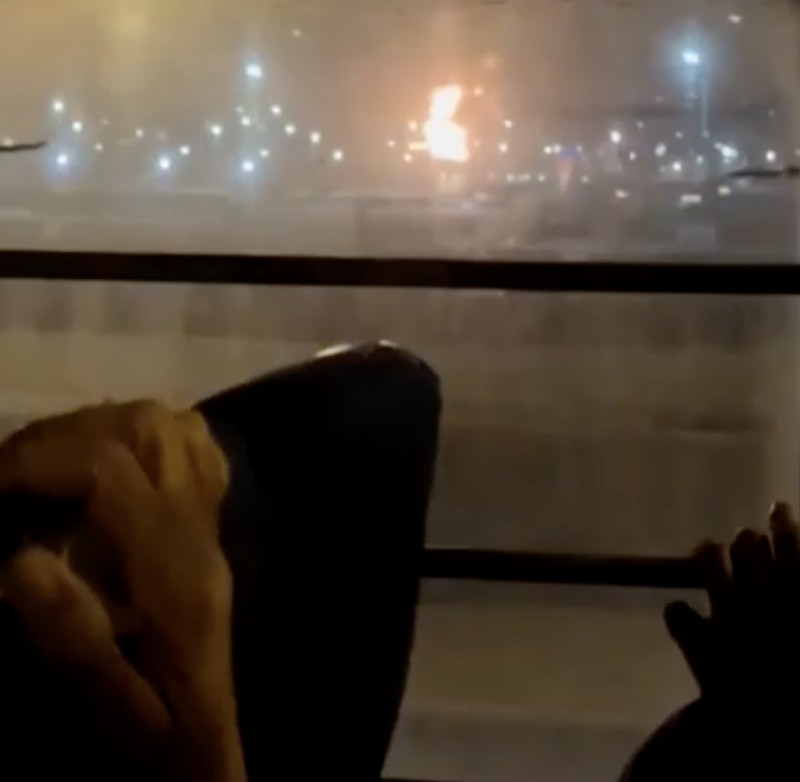 Asap yang mengepul dari Bandara Internasional Dubai setelah serangan pesawat tak berawak menghantam tangki bahan bakar di Dubai, Uni Emirat Arab, Senin (16/3/2026). (REUTERS/Stringer)