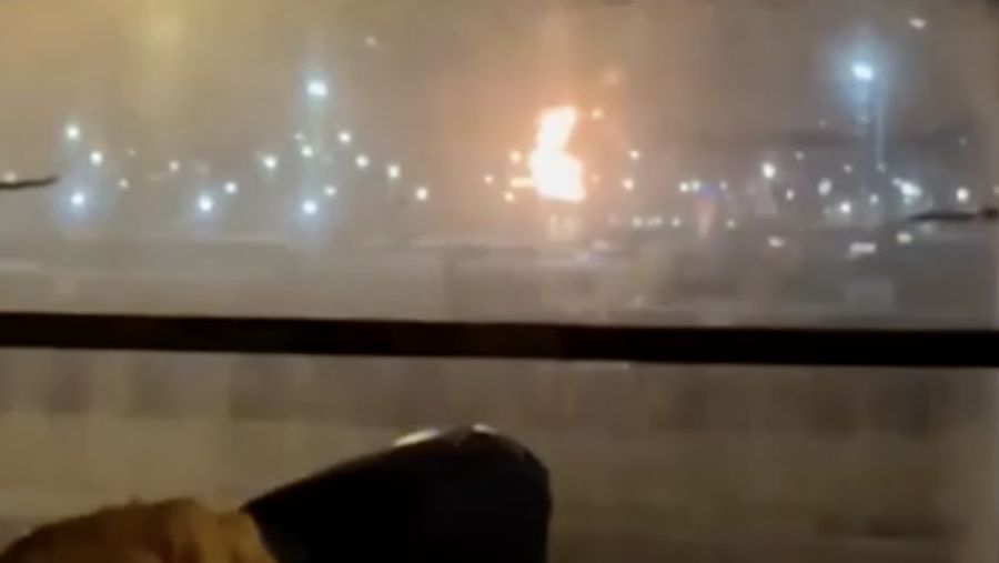 Asap yang mengepul dari Bandara Internasional Dubai setelah serangan pesawat tak berawak menghantam tangki bahan bakar di Dubai, Uni Emirat Arab, Senin (16/3/2026). (REUTERS/Stringer)