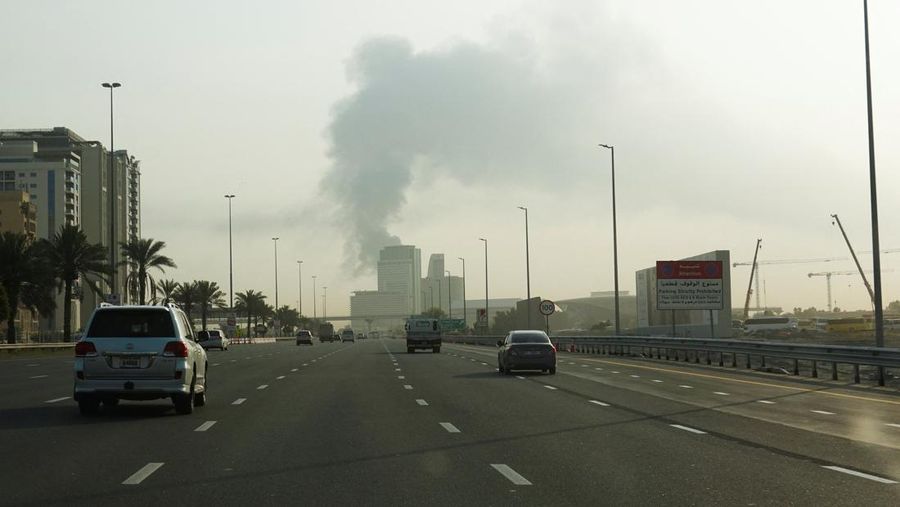 Asap yang mengepul dari Bandara Internasional Dubai setelah serangan pesawat tak berawak menghantam tangki bahan bakar di Dubai, Uni Emirat Arab, Senin (16/3/2026). (REUTERS/Stringer)