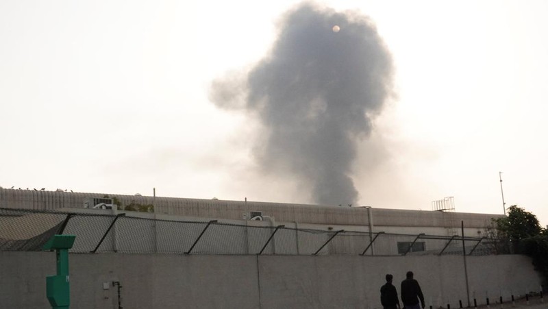 Asap yang mengepul dari Bandara Internasional Dubai setelah serangan pesawat tak berawak menghantam tangki bahan bakar di Dubai, Uni Emirat Arab, Senin (16/3/2026). (REUTERS/Stringer)