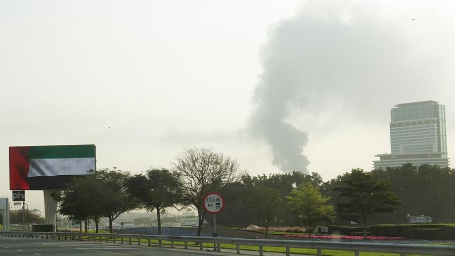 Asap yang mengepul dari Bandara Internasional Dubai setelah serangan pesawat tak berawak menghantam tangki bahan bakar di Dubai, Uni Emirat Arab, Senin (16/3/2026). (REUTERS/Stringer)