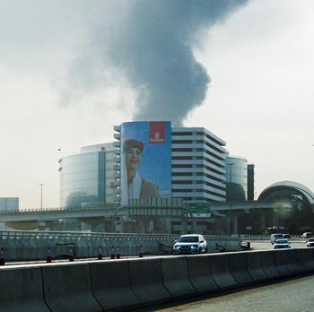 Iran Bombardir Tangki Bahan Bakar Dubai, Penerbangan Ditangguhkan