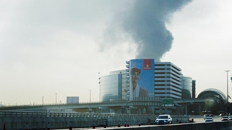Asap yang mengepul dari Bandara Internasional Dubai setelah serangan pesawat tak berawak menghantam tangki bahan bakar di Dubai, Uni Emirat Arab, Senin (16/3/2026). (REUTERS/Stringer)