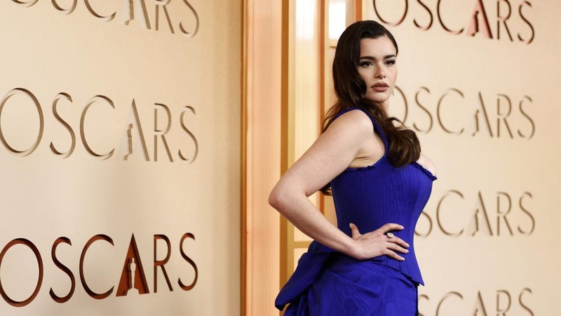 Anne Hathaway berpose di karpet merah saat acara kedatangan tamu Oscar ke-98 di Hollywood, Los Angeles, California, AS, MInggu (15/3/2026). (REUTERS/Daniel Cole)