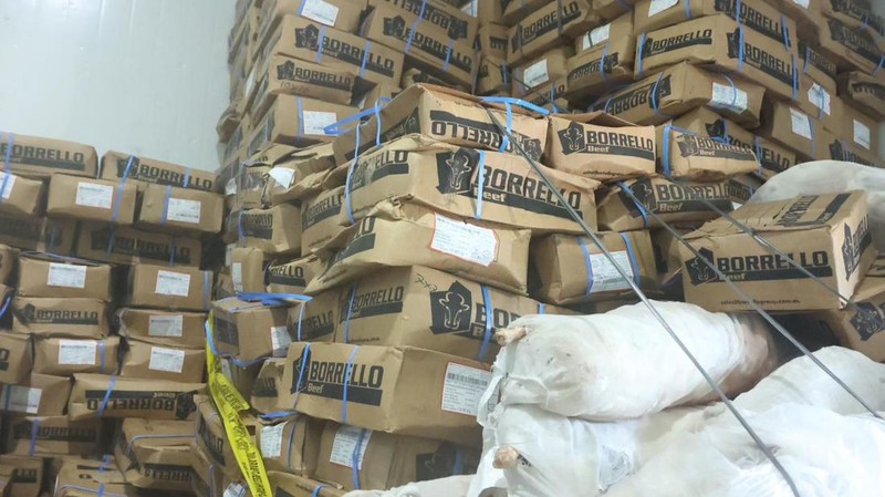 Bareskrim Polri mengungkap kasus dugaan pelanggaran perlindungan konsumen dan pangan terkait peredaran daging domba impor kedaluwarsa di wilayah Tangerang. Pengungkapan kasus ini disampaikan dalam konferensi pers yang digelar di gudang PT Lang-Lang Buana, Jalan Raya Serang, Cibadak, Cikupa, Tangerang, Senin (16/3/2026). (Dok. Bareskrim Polri)