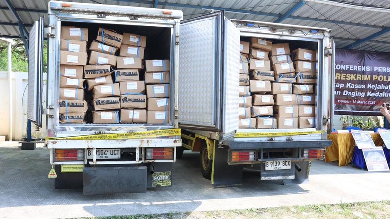 Bareskrim Polri mengungkap kasus dugaan pelanggaran perlindungan konsumen dan pangan terkait peredaran daging domba impor kedaluwarsa di wilayah Tangerang. Pengungkapan kasus ini disampaikan dalam konferensi pers yang digelar di gudang PT Lang-Lang Buana, Jalan Raya Serang, Cibadak, Cikupa, Tangerang, Senin (16/3/2026). (Dok. Bareskrim Polri)