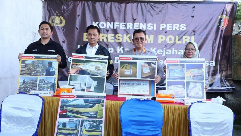 Bareskrim Polri mengungkap kasus dugaan pelanggaran perlindungan konsumen dan pangan terkait peredaran daging domba impor kedaluwarsa di wilayah Tangerang. Pengungkapan kasus ini disampaikan dalam konferensi pers yang digelar di gudang PT Lang-Lang Buana, Jalan Raya Serang, Cibadak, Cikupa, Tangerang, Senin (16/3/2026). (Dok. Bareskrim Polri)