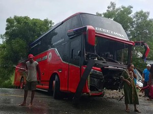 Bus Mulya Jaya Kecelakaan di Sumbawa, Diduga Tabrak Warung-Pohon