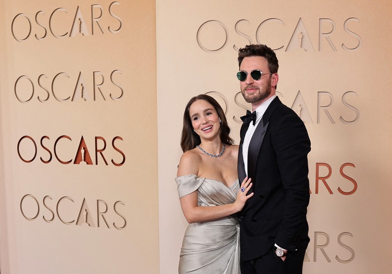 Anne Hathaway berpose di karpet merah saat acara kedatangan tamu Oscar ke-98 di Hollywood, Los Angeles, California, AS, MInggu (15/3/2026). (REUTERS/Daniel Cole)