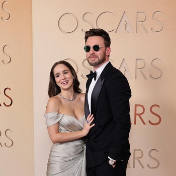 Potret Anne Hathaway hingga Emma Stones Hiasi Red Carpet Oscars 2026