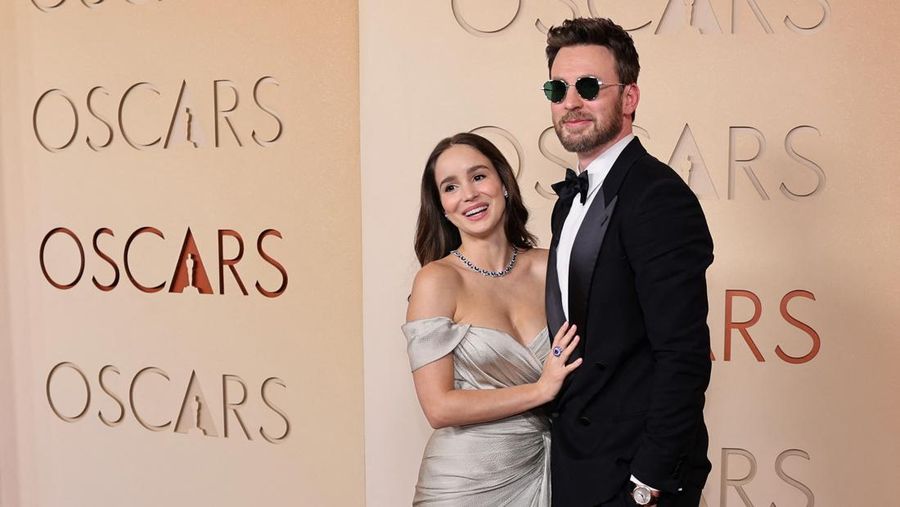 Anne Hathaway berpose di karpet merah saat acara kedatangan tamu Oscar ke-98 di Hollywood, Los Angeles, California, AS, MInggu (15/3/2026). (REUTERS/Daniel Cole)