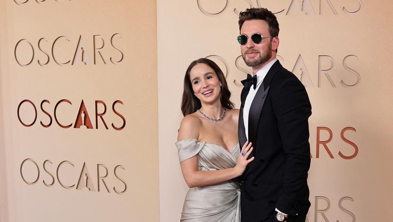 Anne Hathaway berpose di karpet merah saat acara kedatangan tamu Oscar ke-98 di Hollywood, Los Angeles, California, AS, MInggu (15/3/2026). (REUTERS/Daniel Cole)