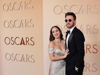 Potret Anne Hathaway hingga Emma Stones Hiasi Red Carpet Oscars 2026