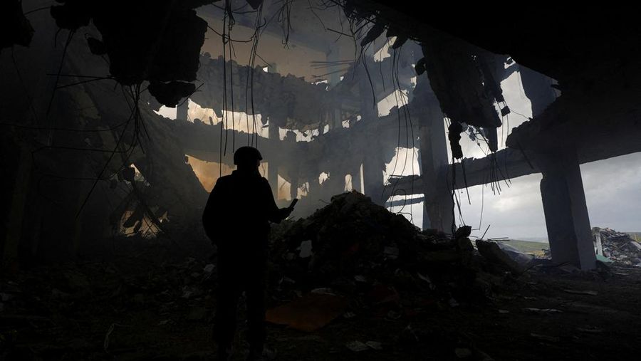 Dampak serangan Israel terhadap Pusat Kesehatan di Borj Qalaouiya, Lebanon Selatan, Minggu (15/3/2026). (REUTERS/Mohammad Yassine)