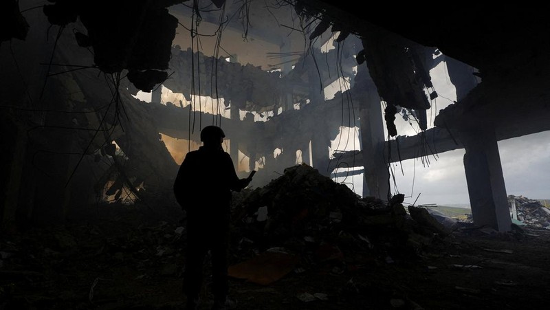 Dampak serangan Israel terhadap Pusat Kesehatan di Borj Qalaouiya, Lebanon Selatan, Minggu (15/3/2026). (REUTERS/Mohammad Yassine)
