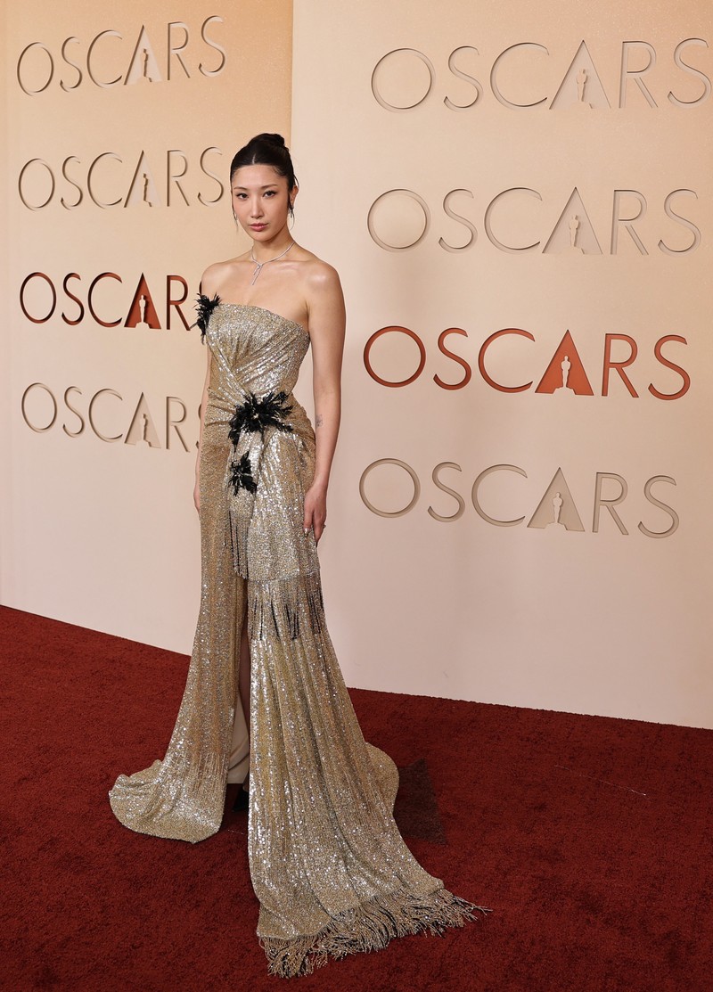 Anne Hathaway berpose di karpet merah saat acara kedatangan tamu Oscar ke-98 di Hollywood, Los Angeles, California, AS, MInggu (15/3/2026). (REUTERS/Daniel Cole)