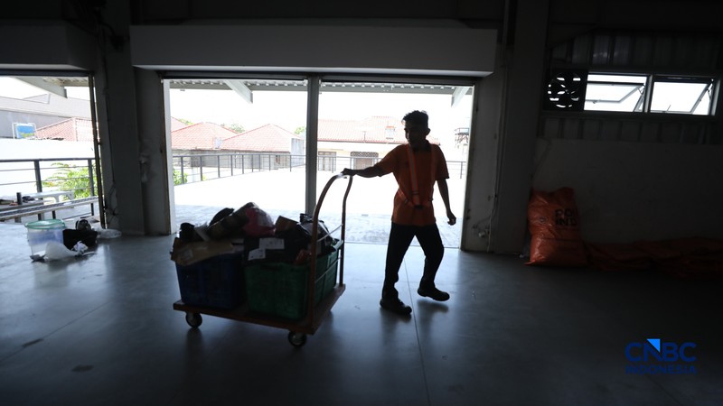 ekerja mengawasi robot sortir otomatis yang beroperasi di Sentral Pengolahan Pos (SPP), Jakarta, Senin, (16/3/2026). (CNBC Indonesia/Tri Susilo)