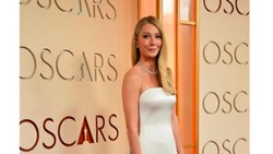 Pakai Gaun Armani, Gaya Berisiko Gwyneth Paltrow di Oscar Tuai Kontroversi