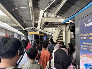 Hari Pertama Imbauan WFA, Stasiun Sudirman Tetap Ramai Penumpang