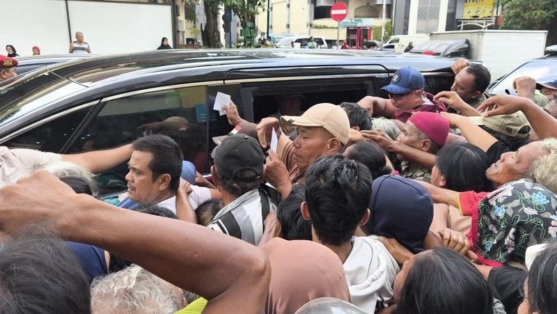 Jokowi bagi-bagi THR dan sembako di Pasar Legi Solo, Sabtu (14/3/2026). (Dok. Detikcom/Agil Trisetiawan Putra)