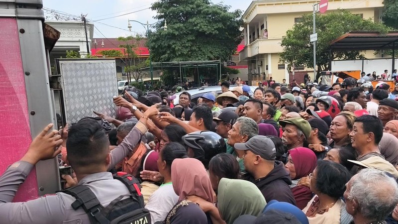 Jokowi bagi-bagi THR dan sembako di Pasar Legi Solo, Sabtu (14/3/2026). (Dok. Detikcom/Agil Trisetiawan Putra)
