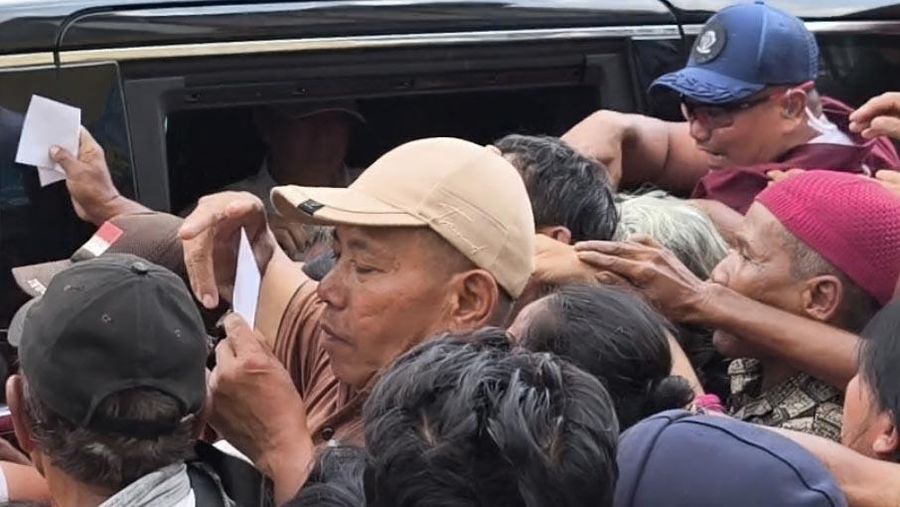 Jokowi bagi-bagi THR dan sembako di Pasar Legi Solo, Sabtu (14/3/2026). (Dok. Detikcom/Agil Trisetiawan Putra)
