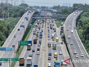 Lalin Tol Japek dan Jalan Layang MBZ Padat Pagi Ini
