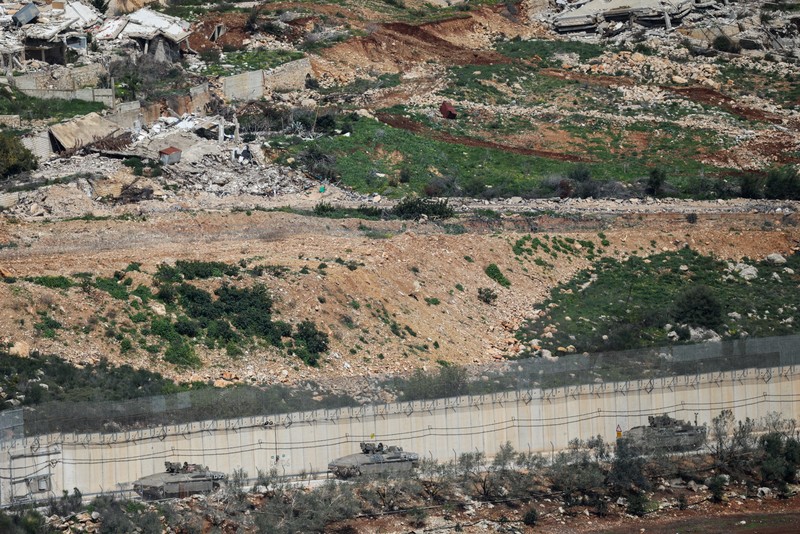 Tentara Israel berkumpul di sisi perbatasan Israel dengan Lebanon, di tengah eskalasi antara Hizbullah dan Israel, dan di tengah konflik AS-Israel dengan Iran, di Israel utara, 16 Maret 2026. (REUTERS/Shir Torem)